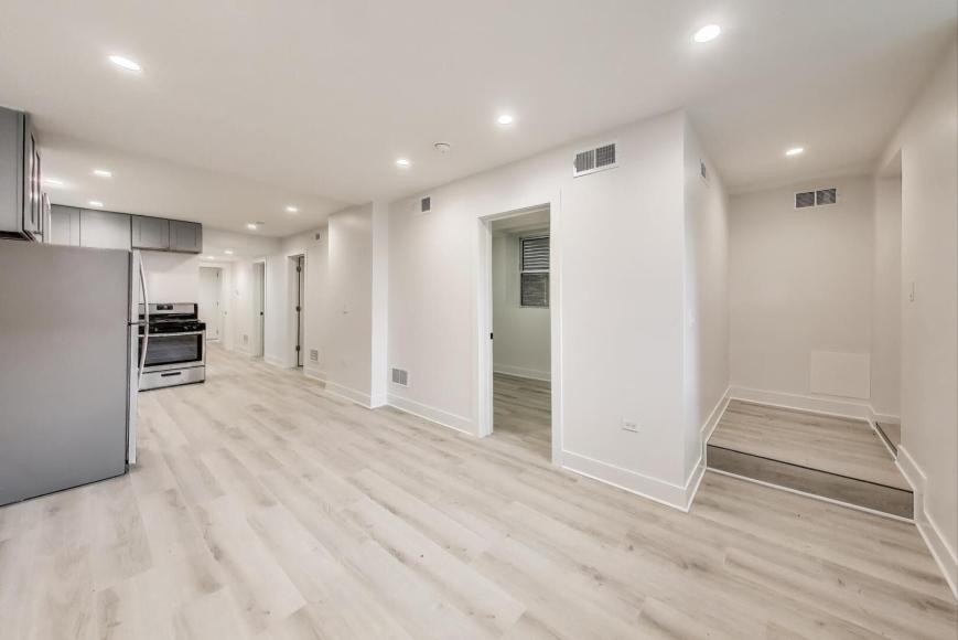 1437 W Oakdale Ave - Photo 3 of 10