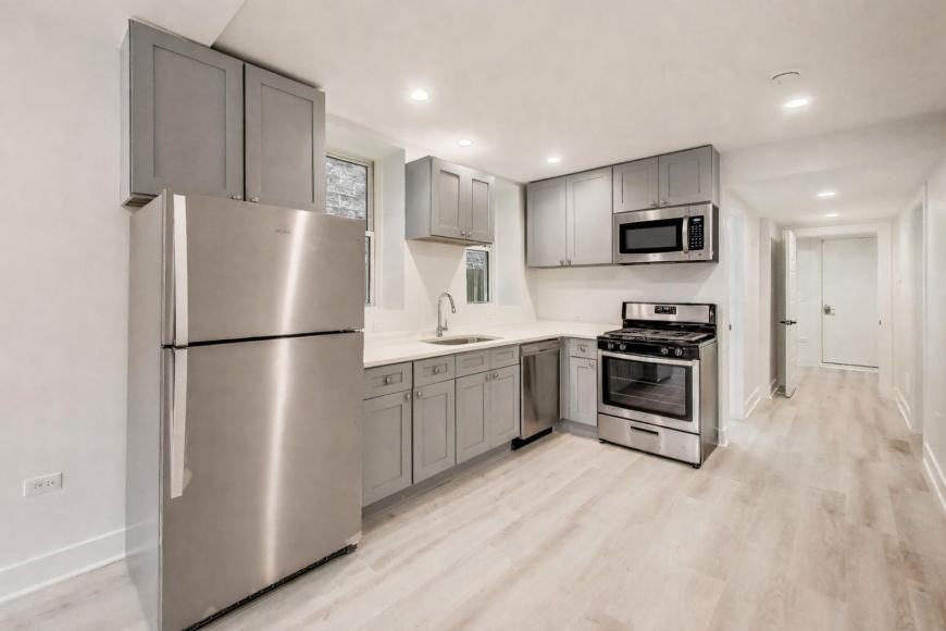 1437 W Oakdale Ave - Photo 5 of 10