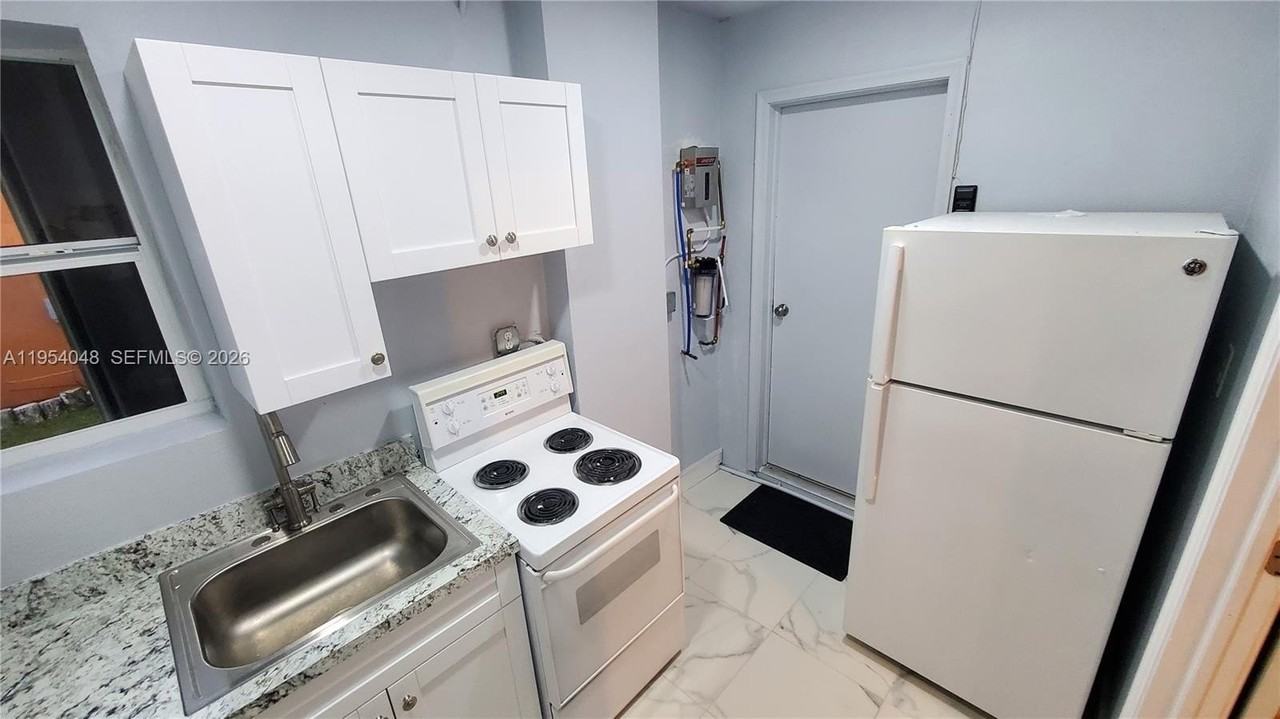 8613 Beekman Dr - Photo 6 of 9