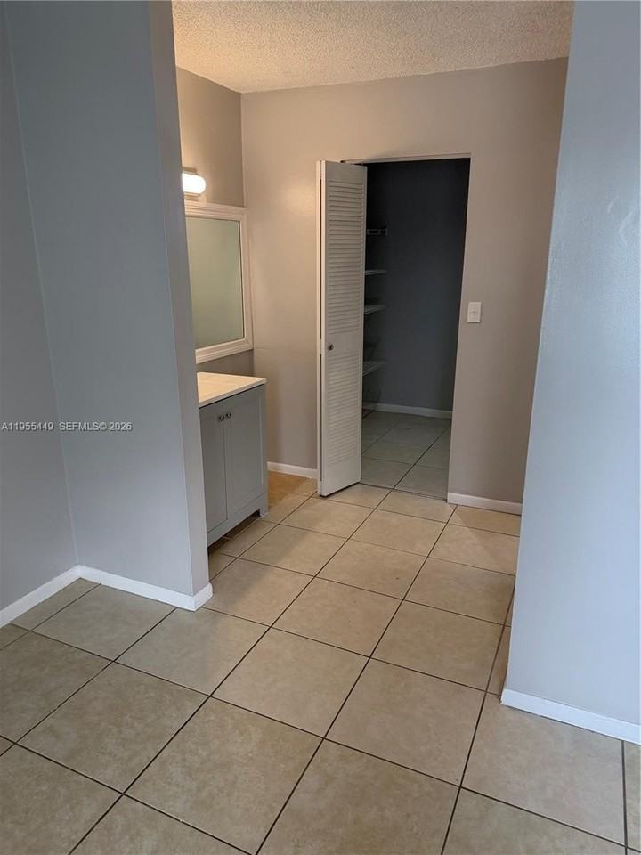 250 W Park Dr #201-5 - Photo 4 of 9