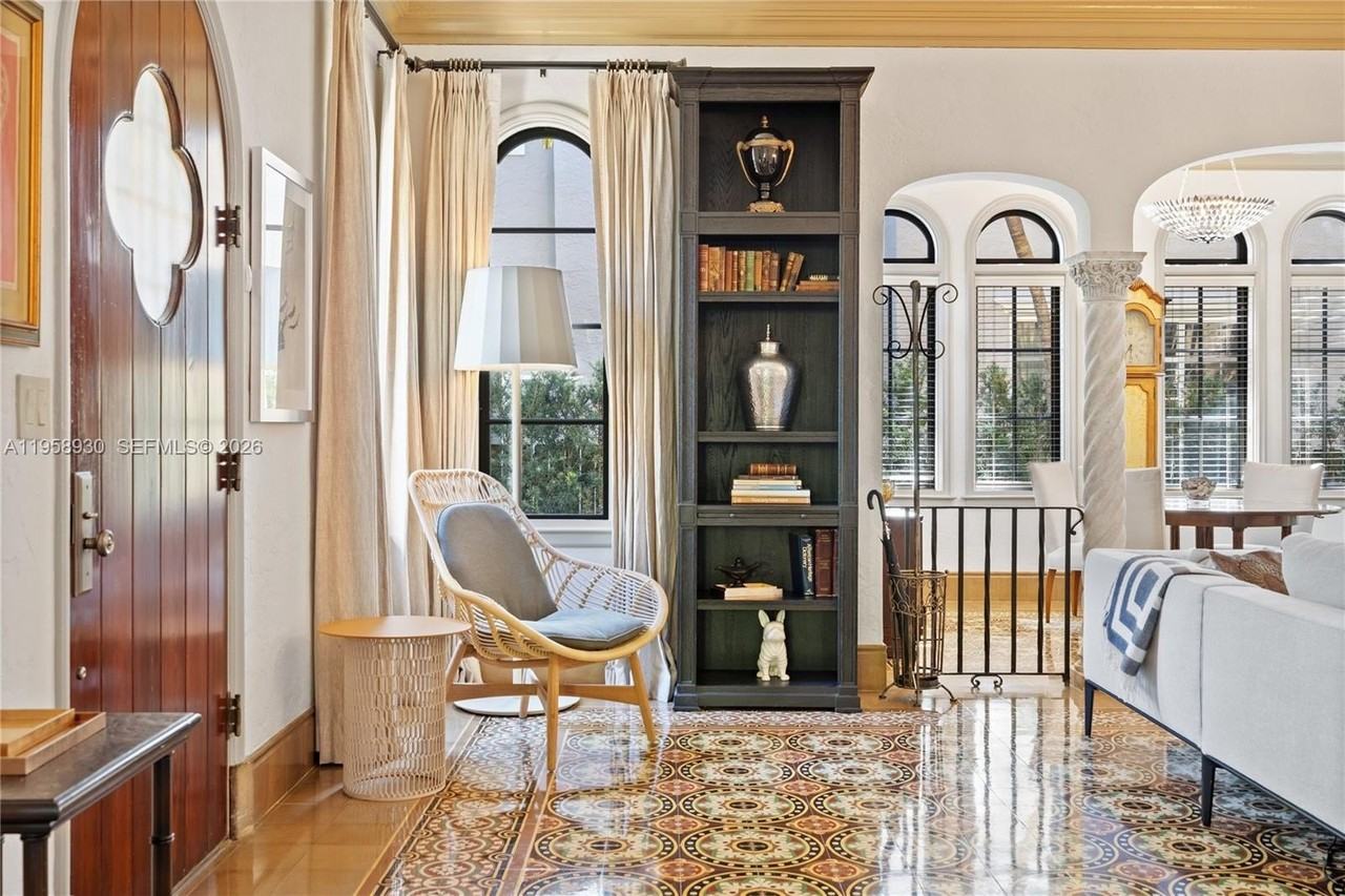 2330 Prairie Ave - Photo 2 of 46