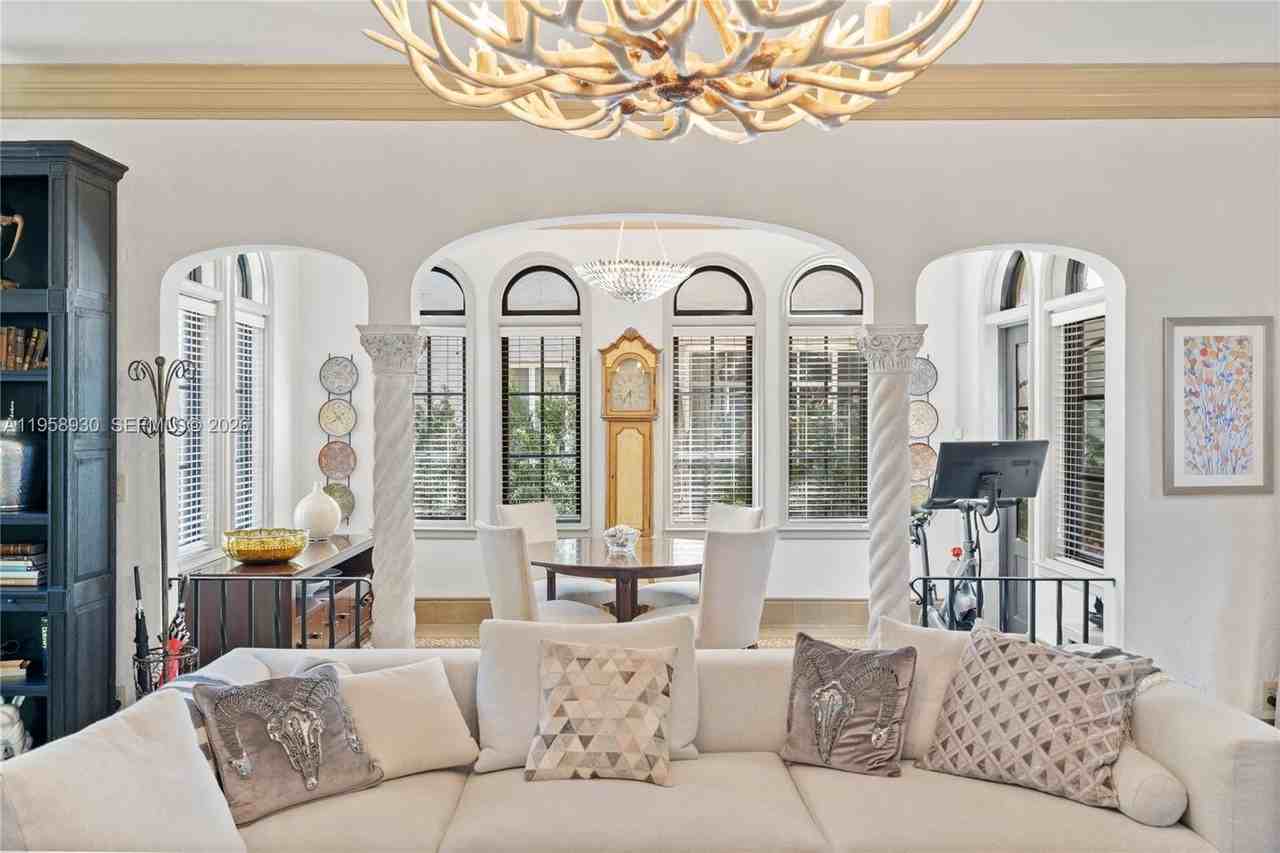 2330 Prairie Ave - Photo 5 of 46