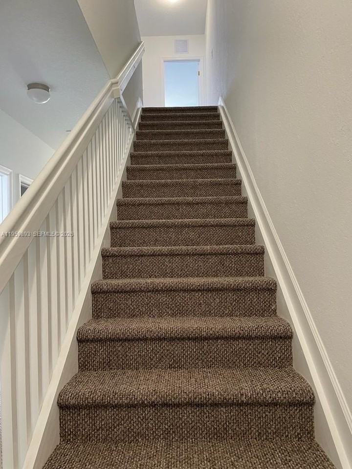 556 Ne 5th St #1 - Photo 5 of 7