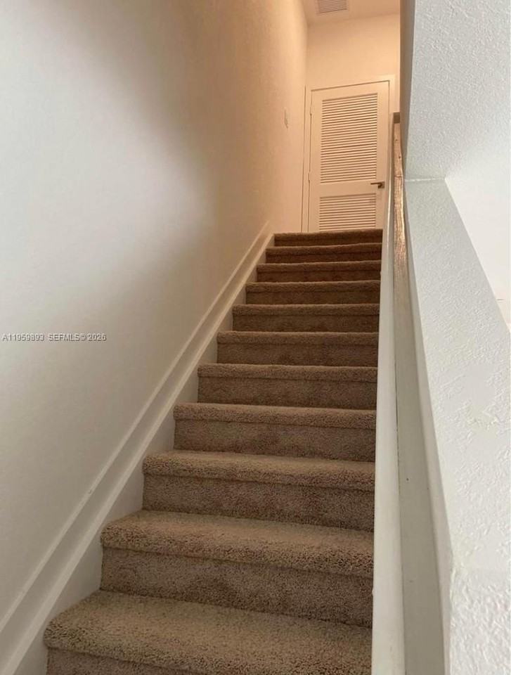 556 Ne 5th St #1 - Photo 6 of 7