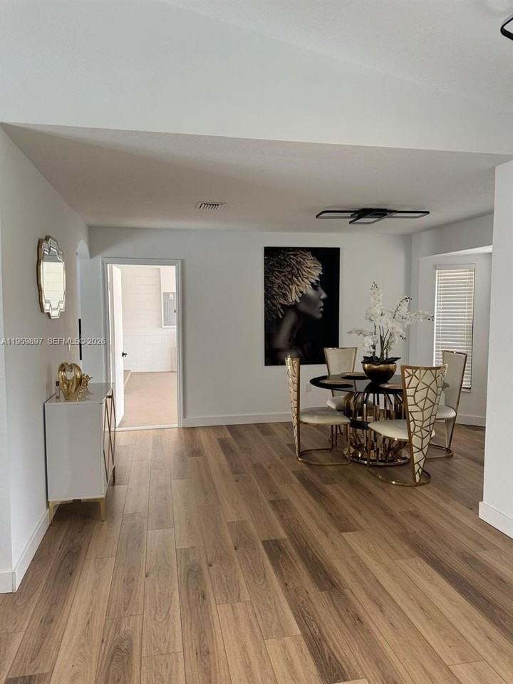 2359 Kings Crest Rd - Photo 3 of 18