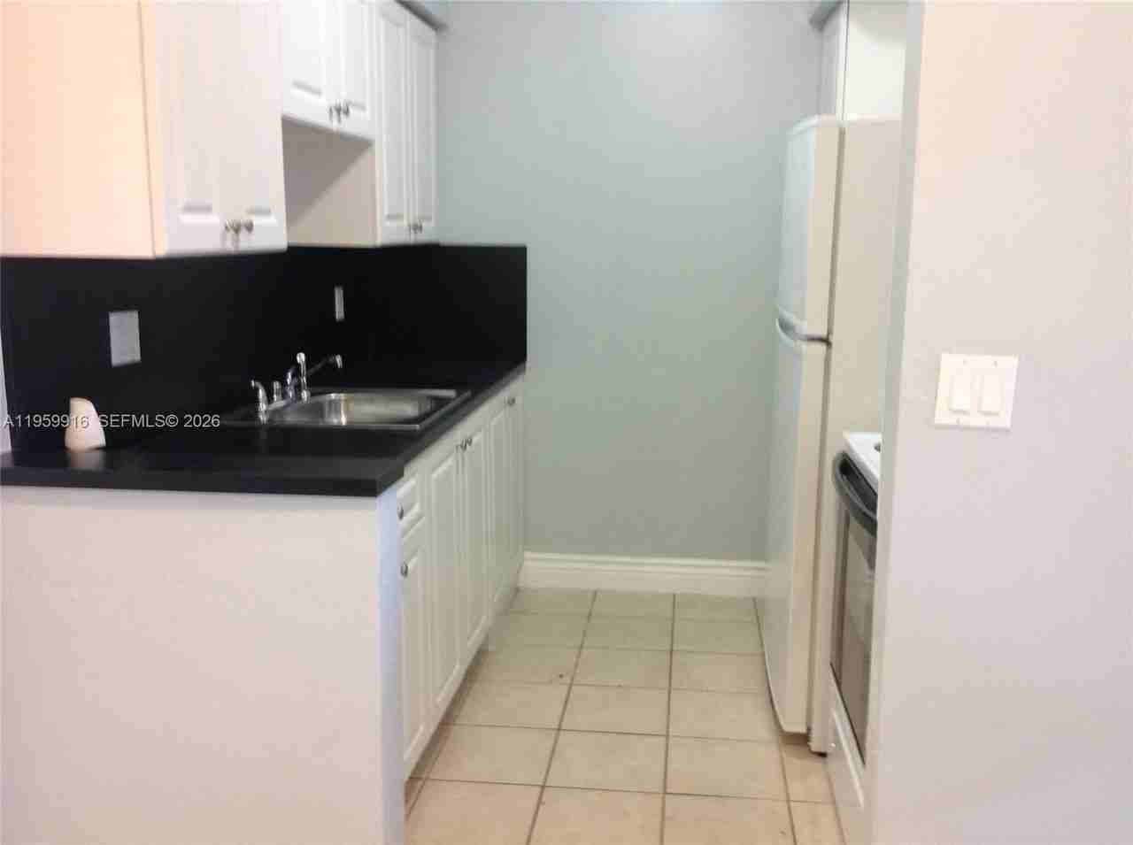 280 Sw 11th Ave #5 - Photo 5 of 9