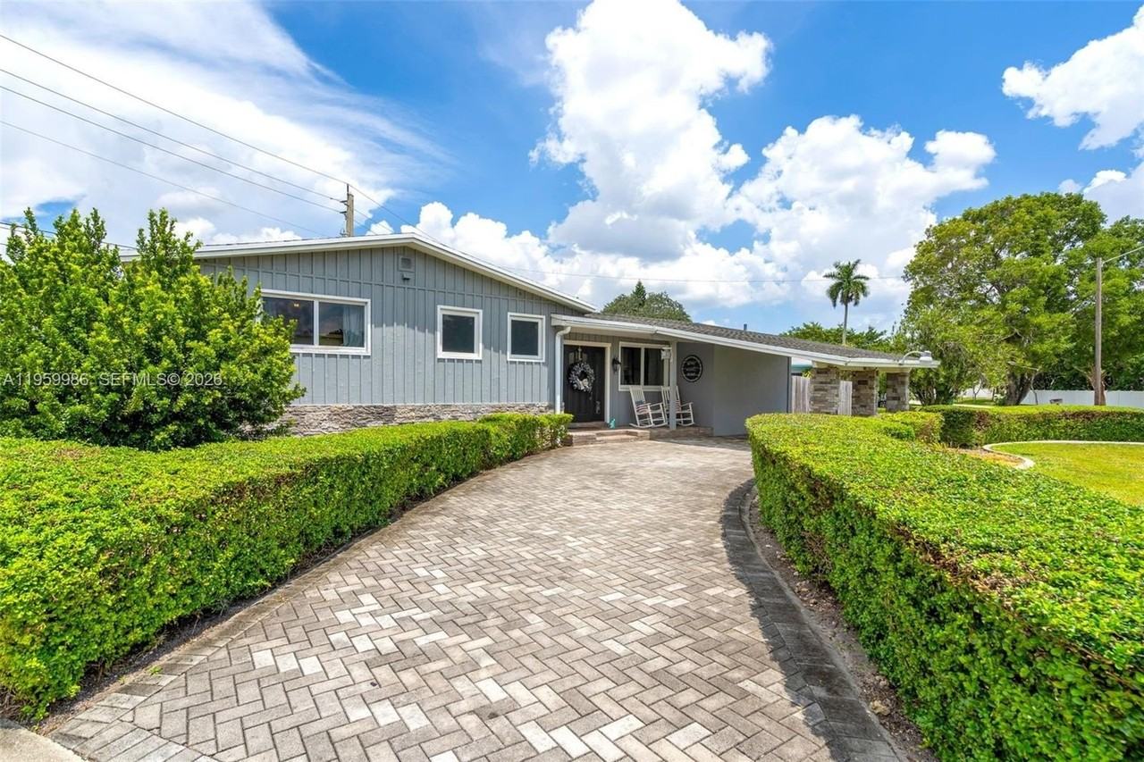 9091 Sw 49th St - Photo 2 of 48