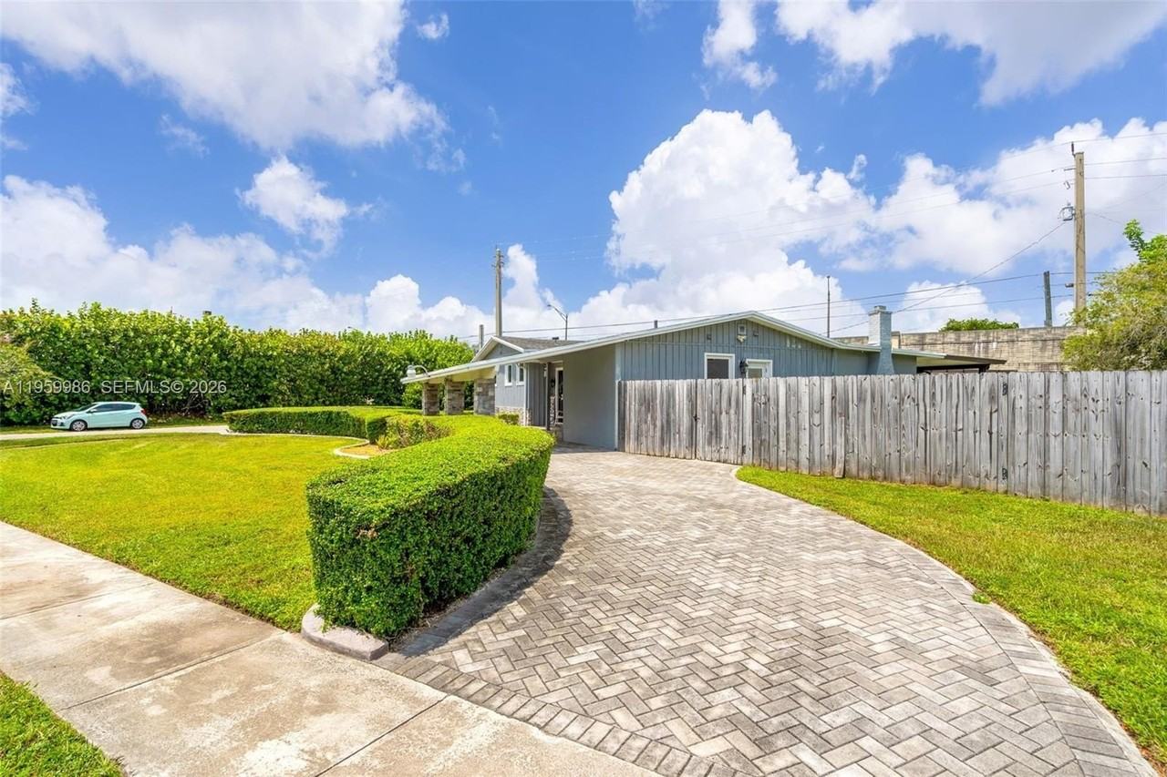 9091 Sw 49th St - Photo 3 of 48