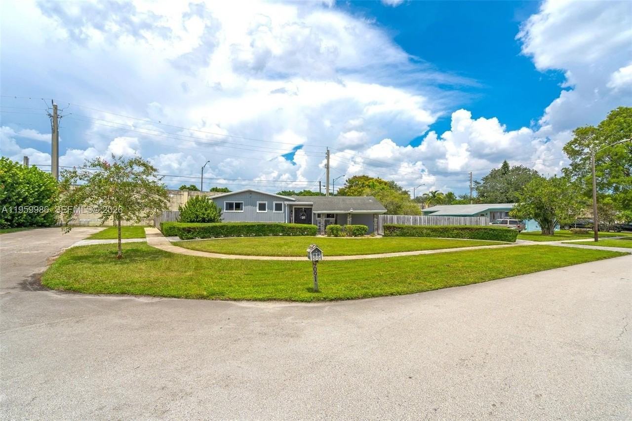 9091 Sw 49th St - Photo 4 of 48