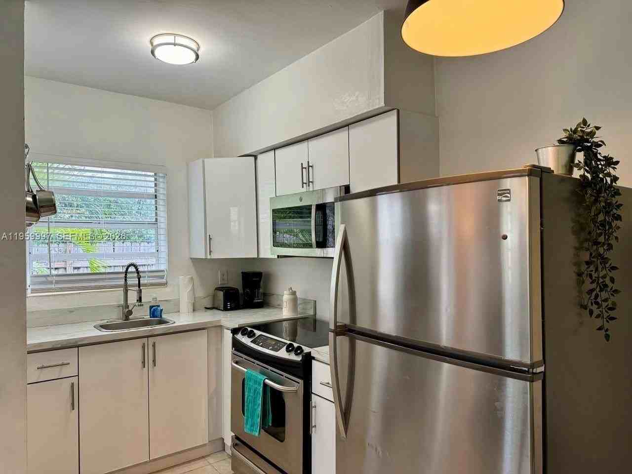 1130 Ne 81st St #4 - Photo 3 of 21