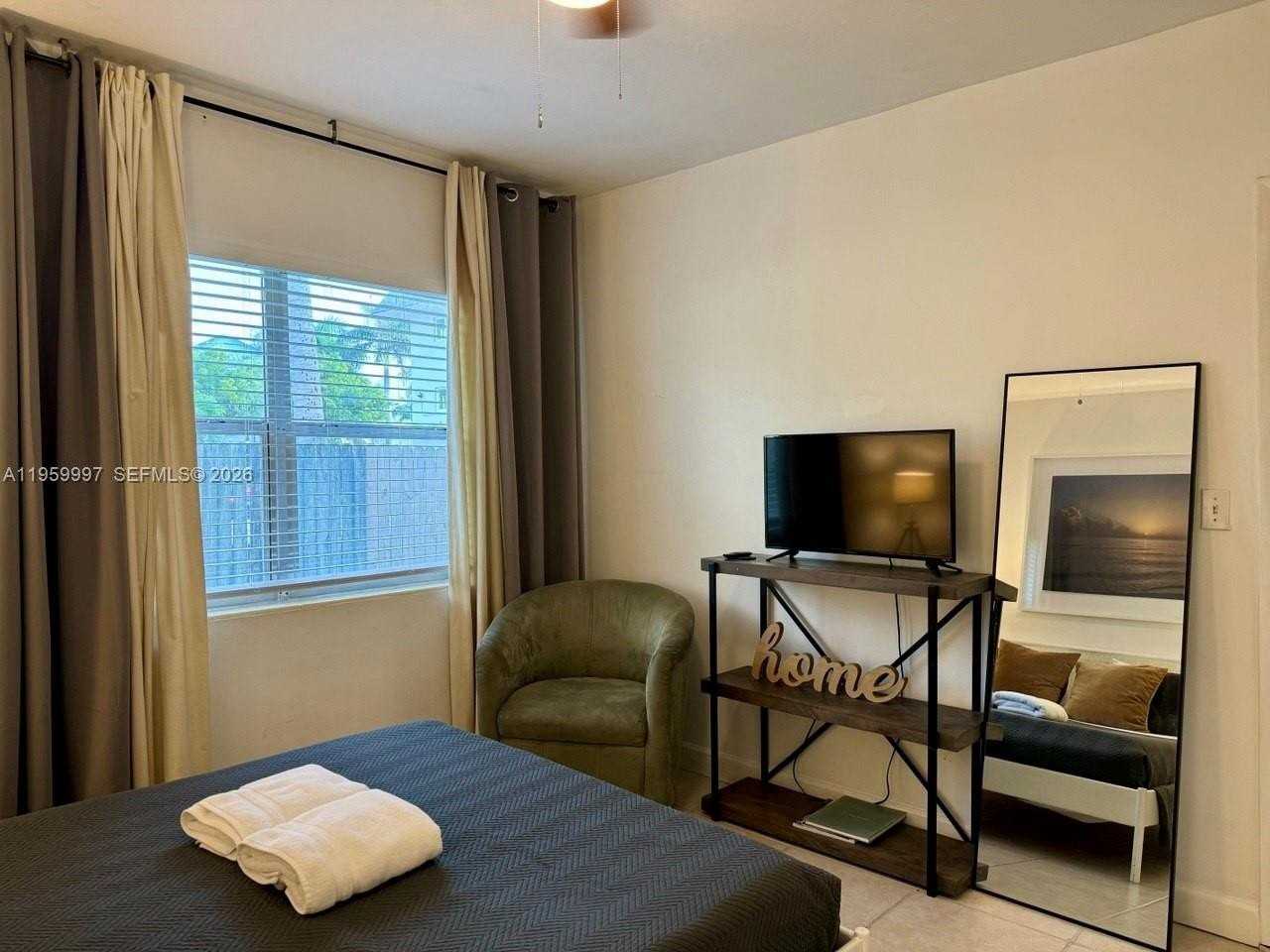 1130 Ne 81st St #4 - Photo 6 of 21