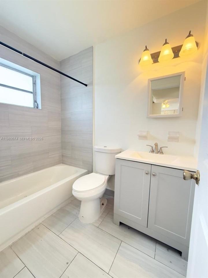 1942 Thomas St #C - Photo 7 of 7