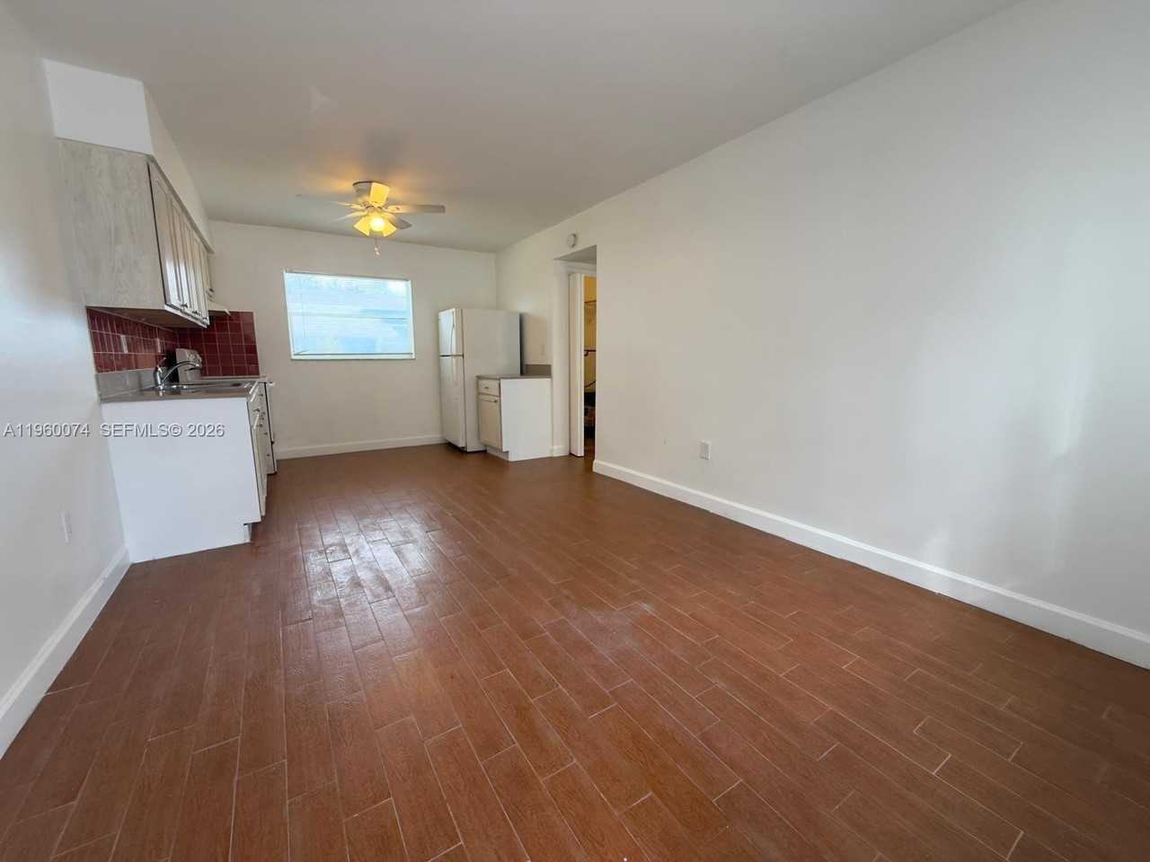 1942 Thomas St #C - Photo 3 of 7