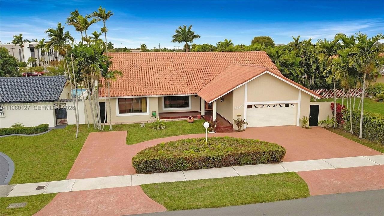 2220 Sw 90th Ave - Photo 2 of 25