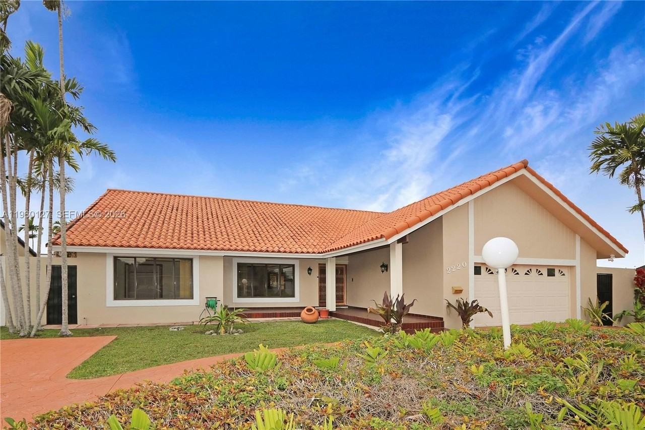 2220 Sw 90th Ave - Photo 3 of 25