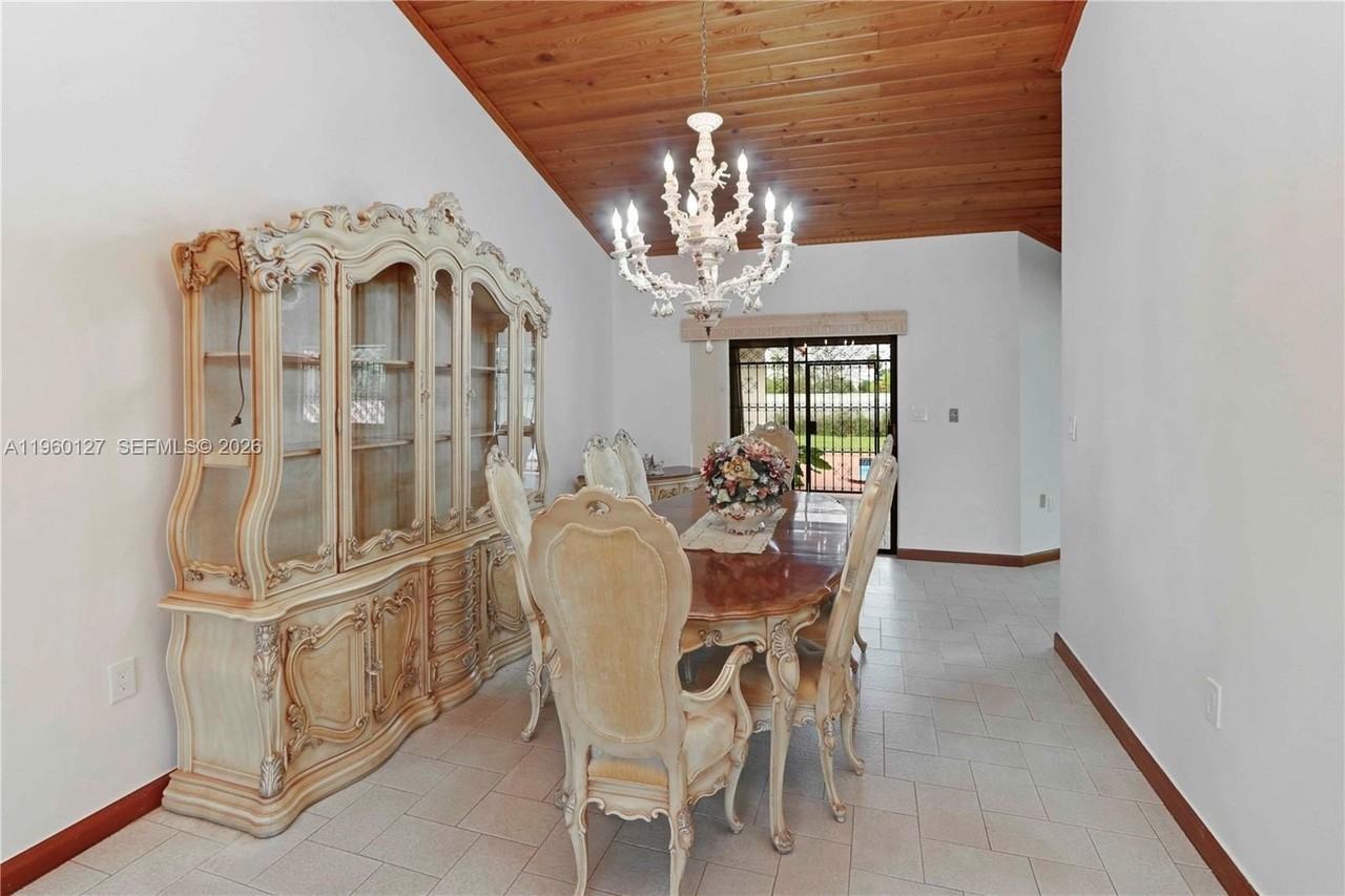 2220 Sw 90th Ave - Photo 6 of 25