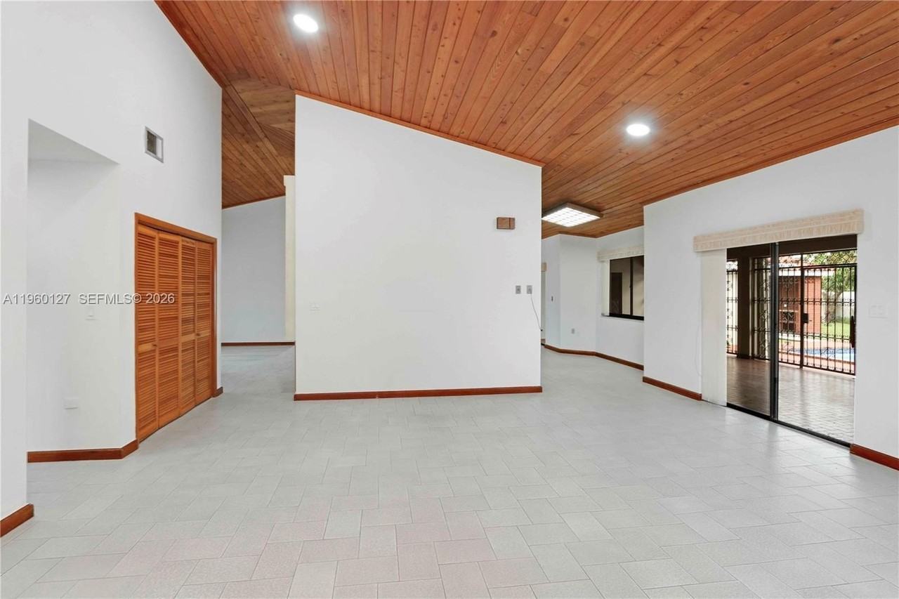 2220 Sw 90th Ave - Photo 7 of 25