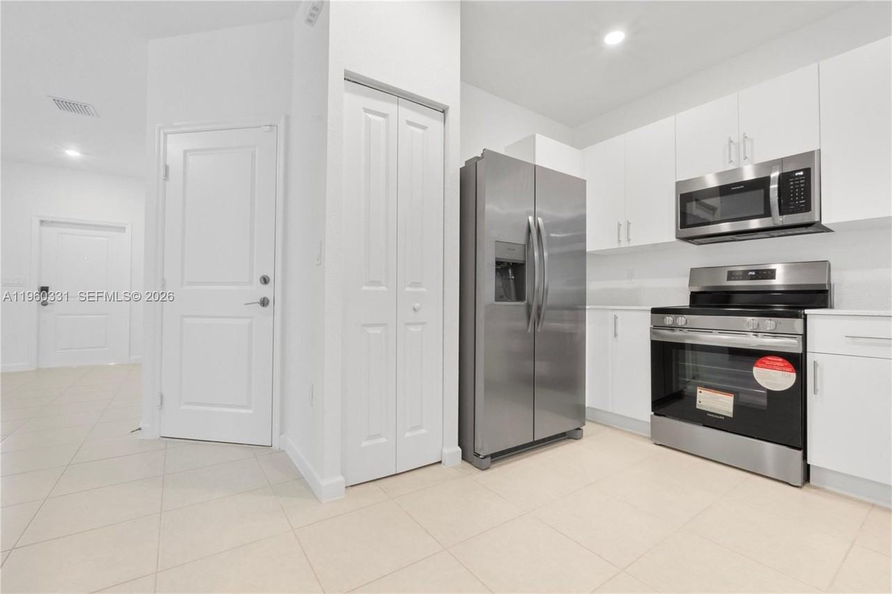 2713 Nw 55th St #2713 - Photo 6 of 34