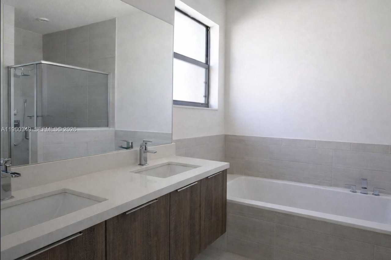 7855 Nw 105th Ave - Photo 5 of 17