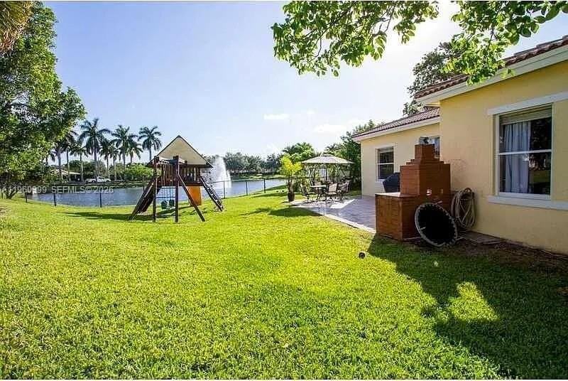 4427 Nw 41st Pl #4427 - Photo 3 of 23