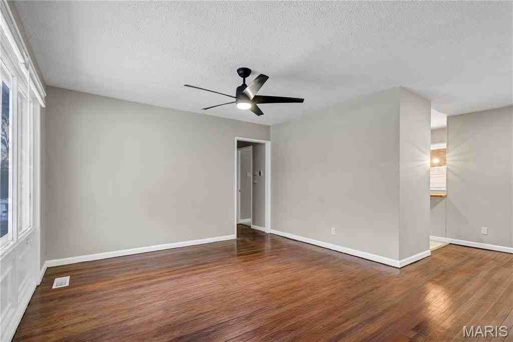 9725 Medford Dr - Photo 5 of 19