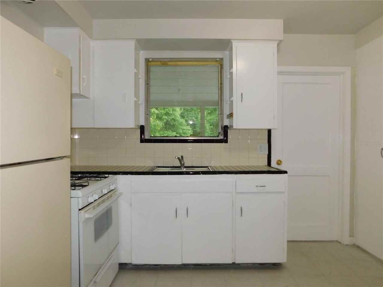 548 Ne 5th Ave - Photo 6 of 17