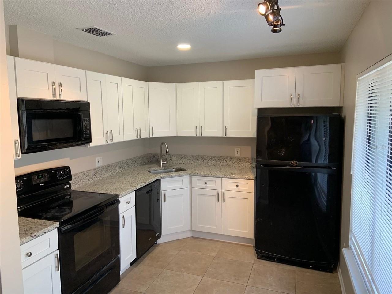 1626 Roosevelt Ave #B - Photo 3 of 8