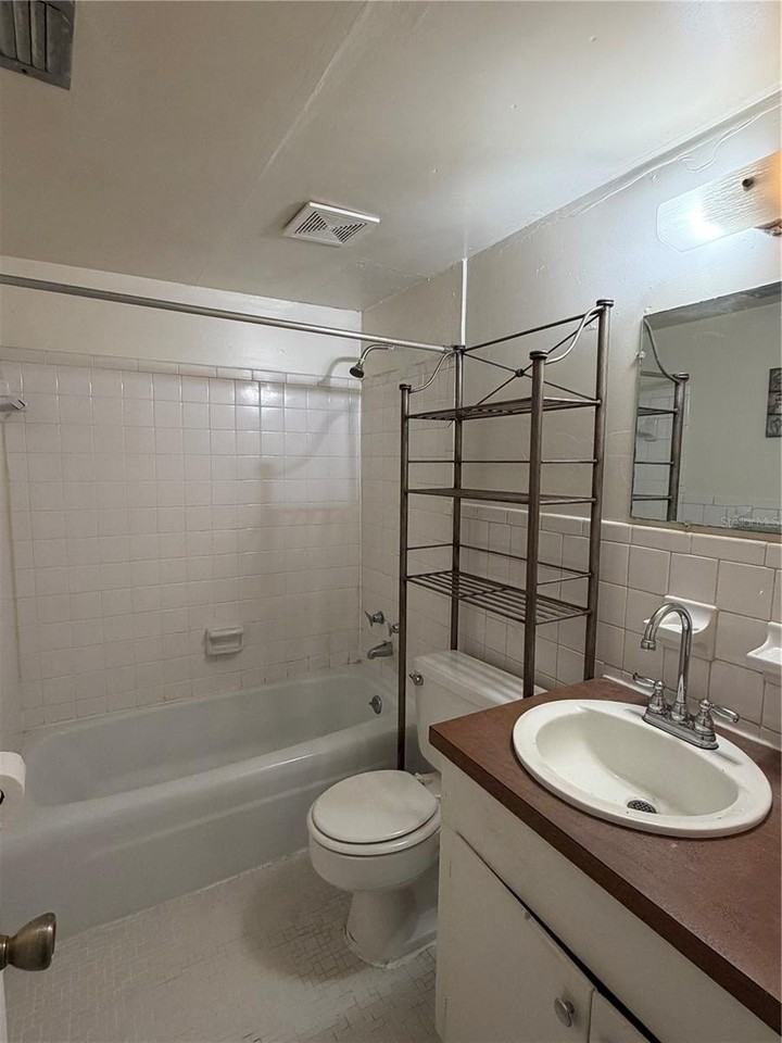 1315 Se Silver Springs Pl #6 - Photo 2 of 6