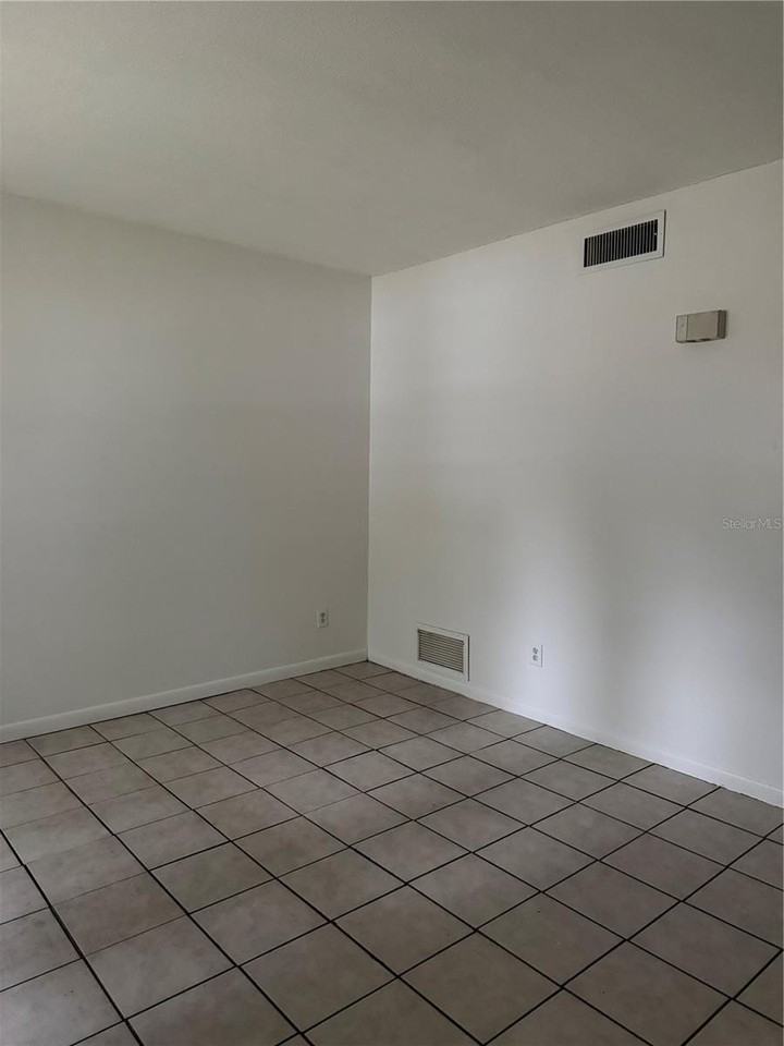 1315 Se Silver Springs Pl #6 - Photo 5 of 6