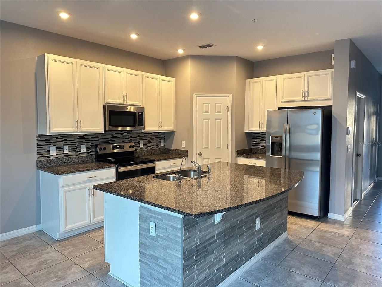 10834 Wyne Tree Ct - Photo 3 of 33