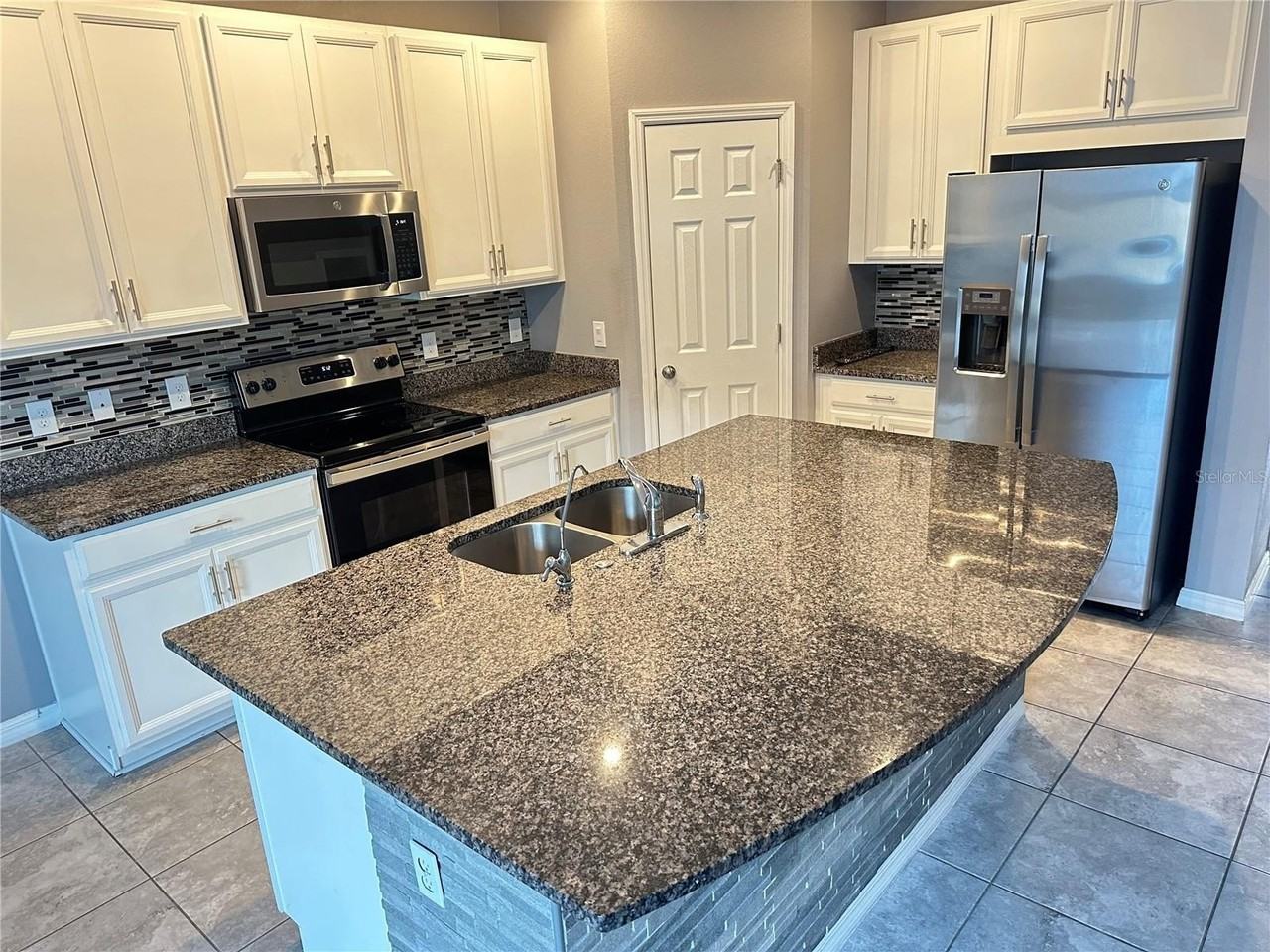 10834 Wyne Tree Ct - Photo 4 of 33