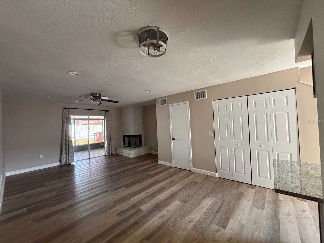 11802 Cypress Hill Cir - Photo 3 of 19