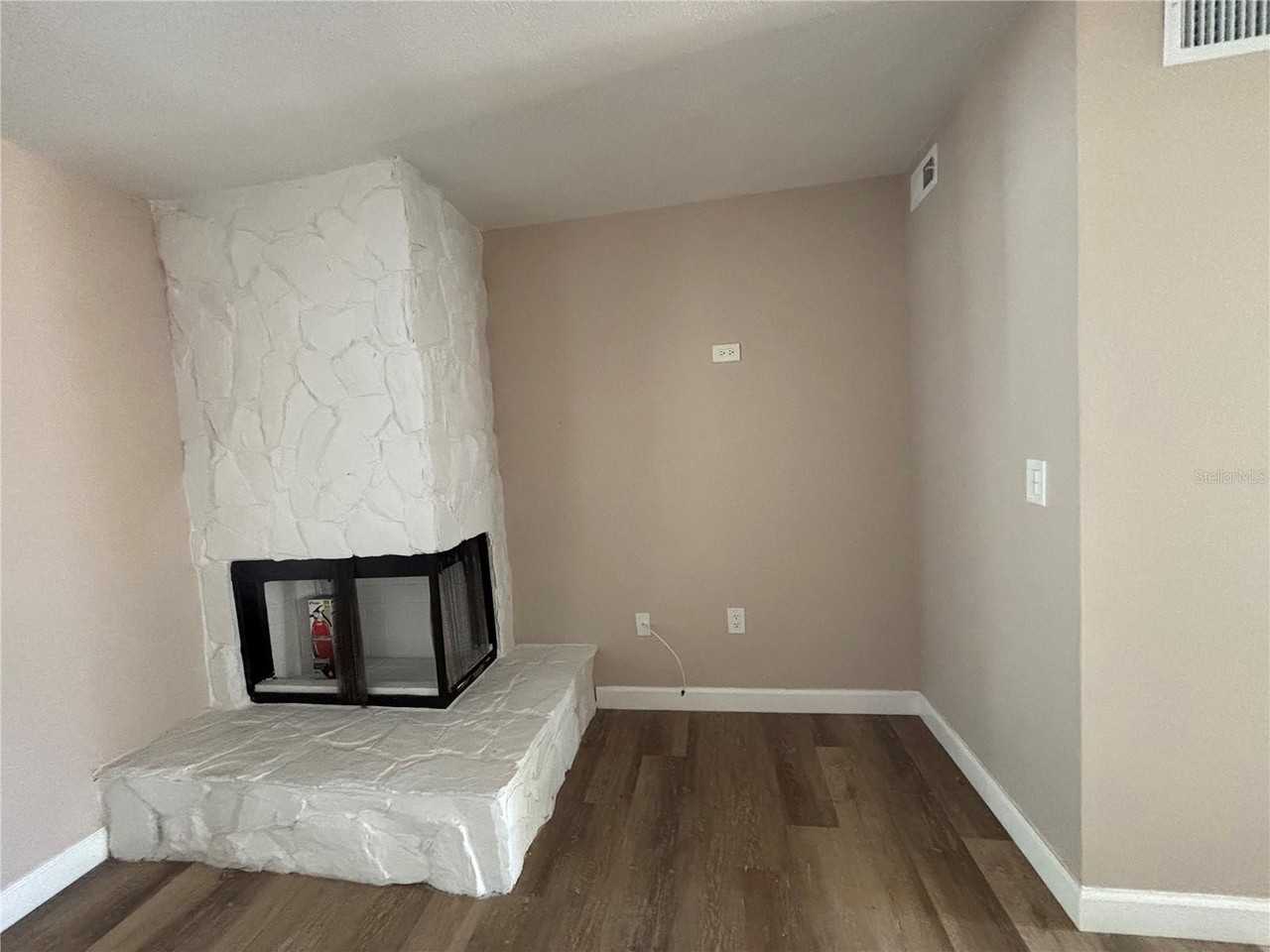 11802 Cypress Hill Cir - Photo 4 of 19