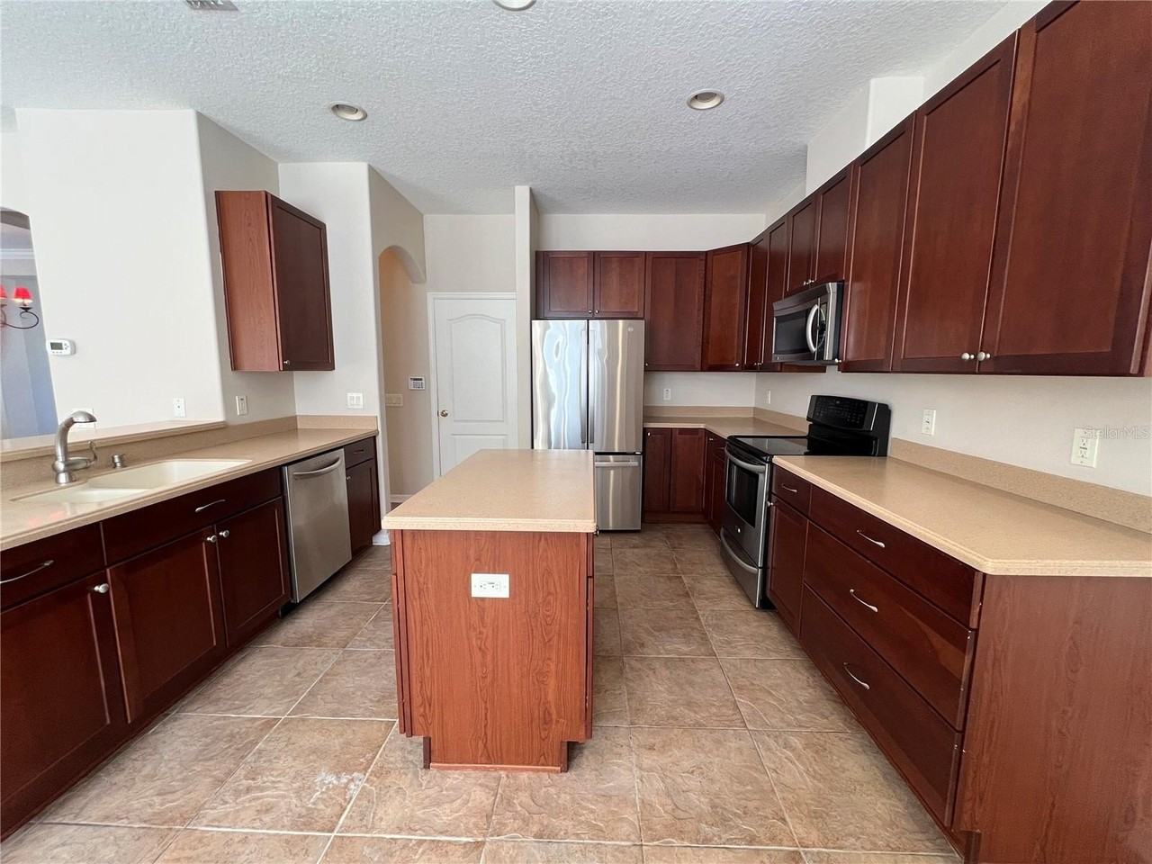 17800 Ayrshire Blvd - Photo 3 of 28