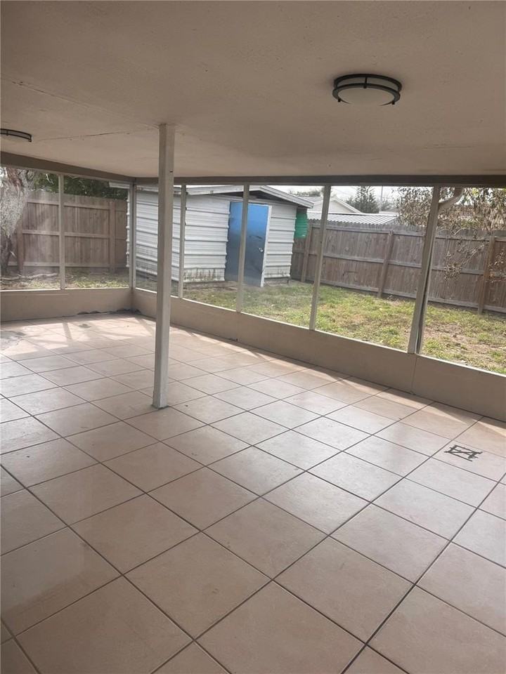 2043 Shannon Dr - Photo 3 of 11