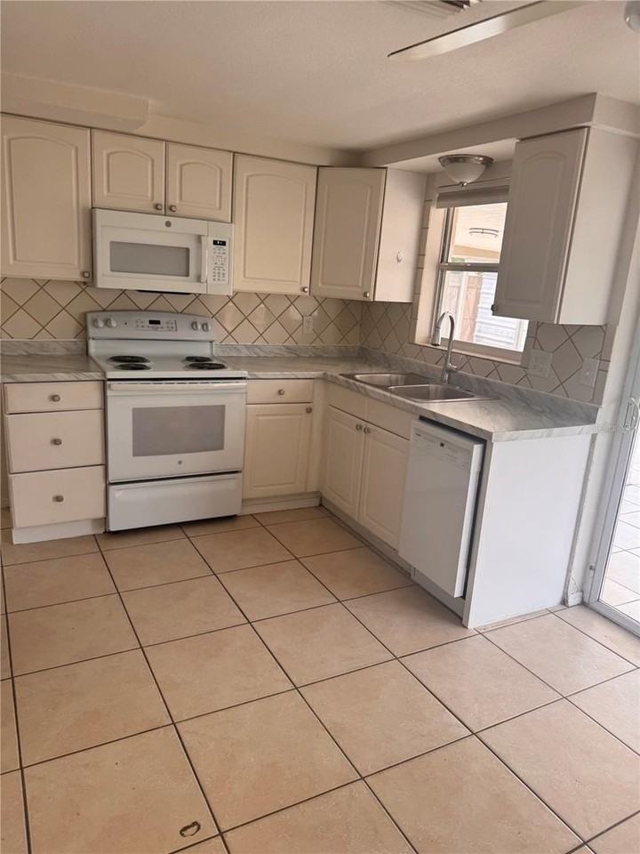 2043 Shannon Dr - Photo 4 of 11