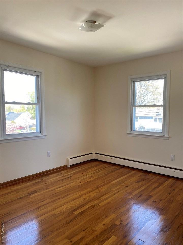 297 Fairfield Ave - Photo 5 of 16