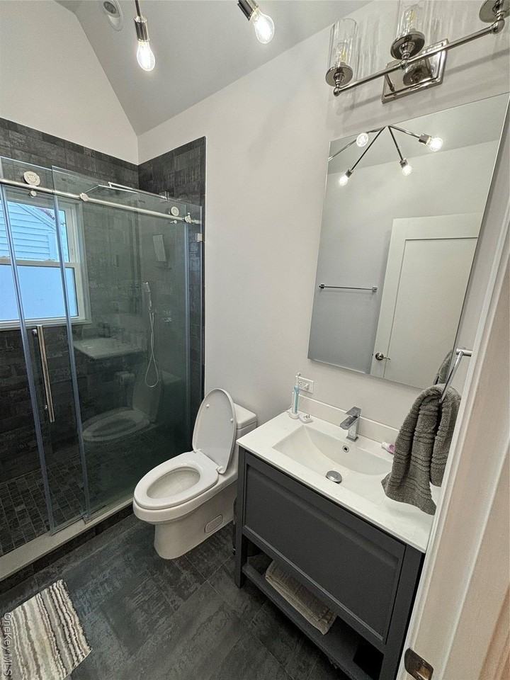 5037 195th St - Photo 7 of 9