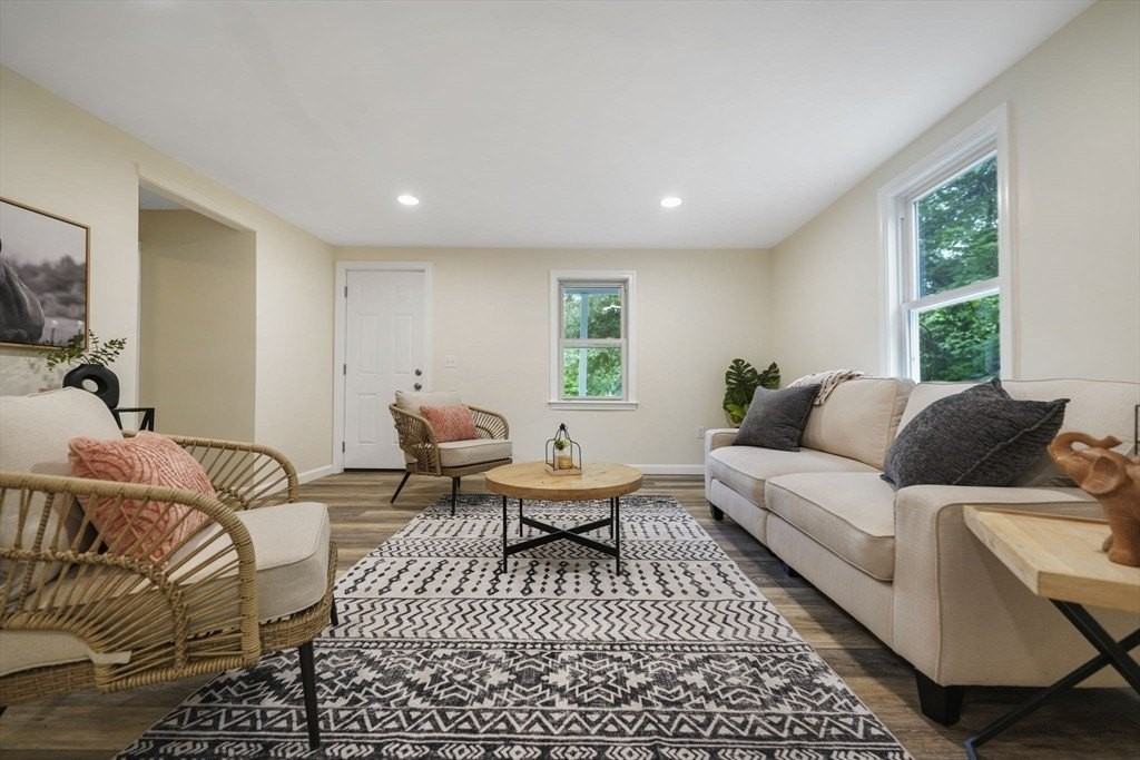 1030 Oak St - Photo 4 of 20