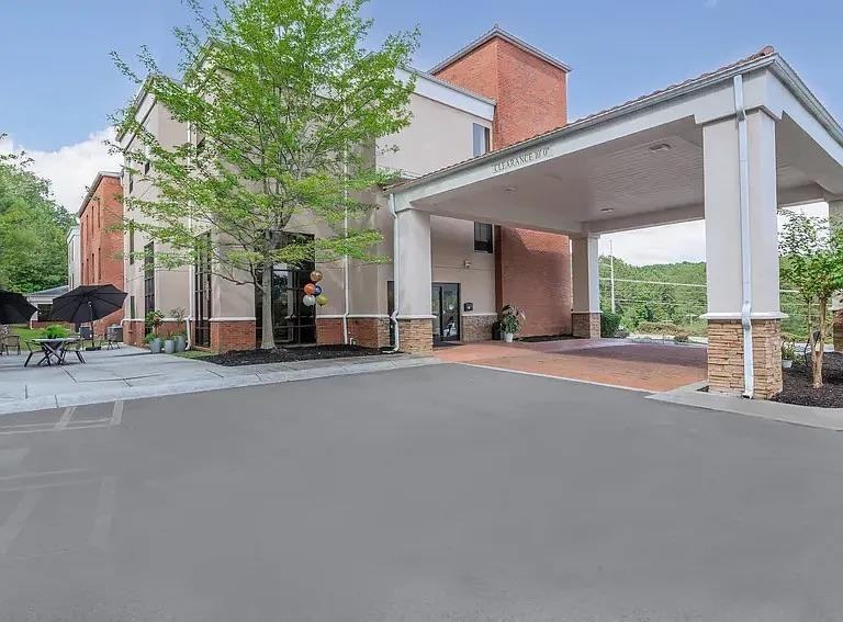 Chateau Dr Se - Photo 2 of 11