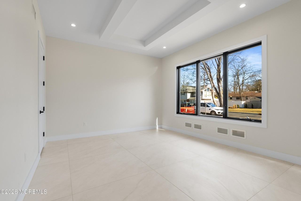 150 Ampere Ave - Photo 7 of 50