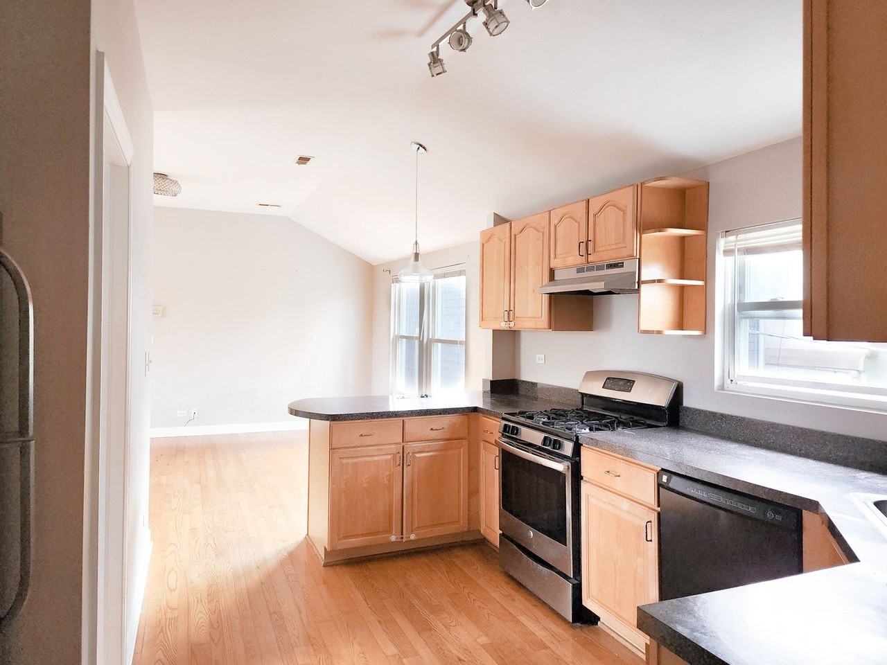 1634 W Huron St Apt 2r #2R - Photo 2 of 17