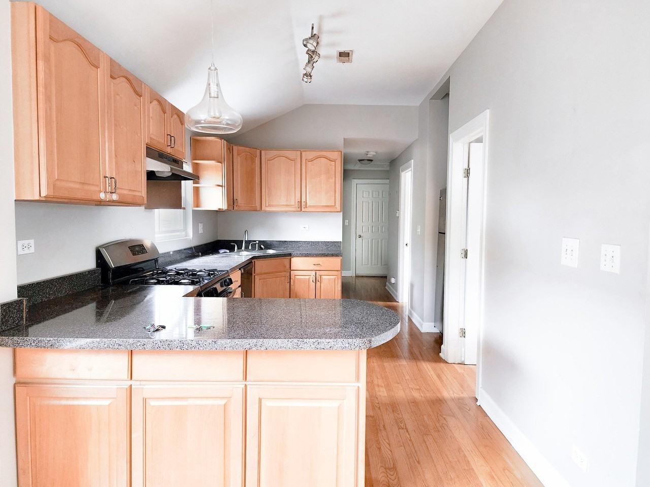 1634 W Huron St Apt 2r #2R - Photo 5 of 17