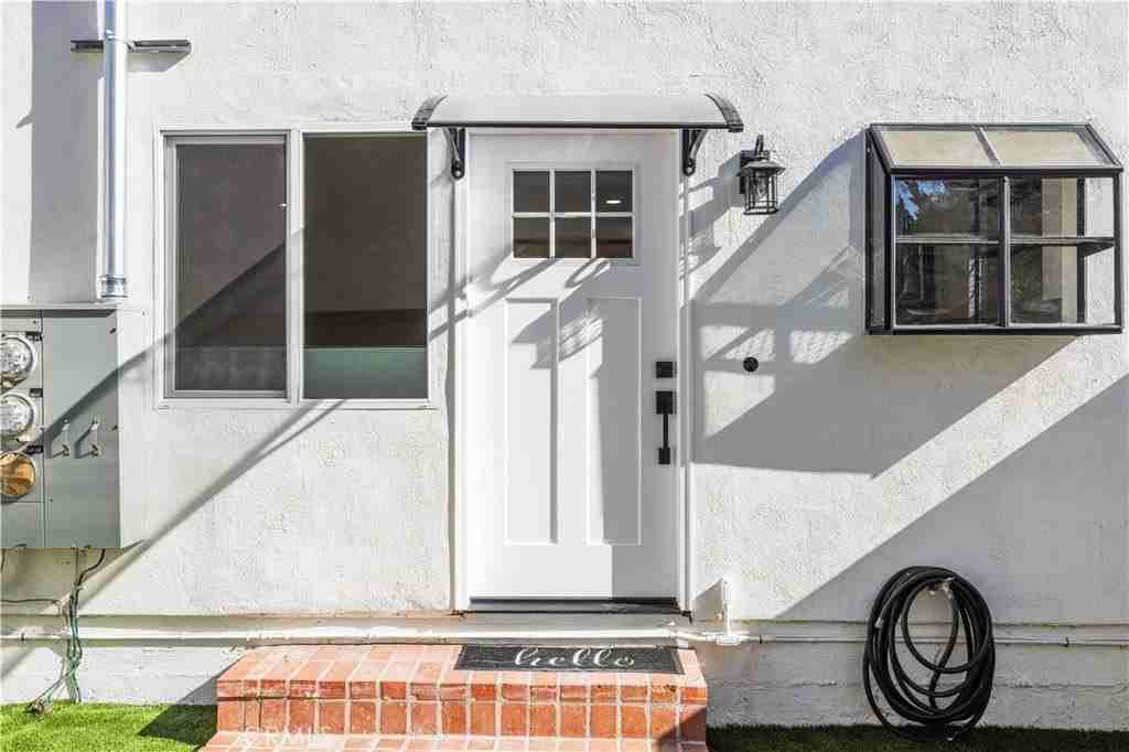 21209 De La Guerra St - Photo 3 of 24