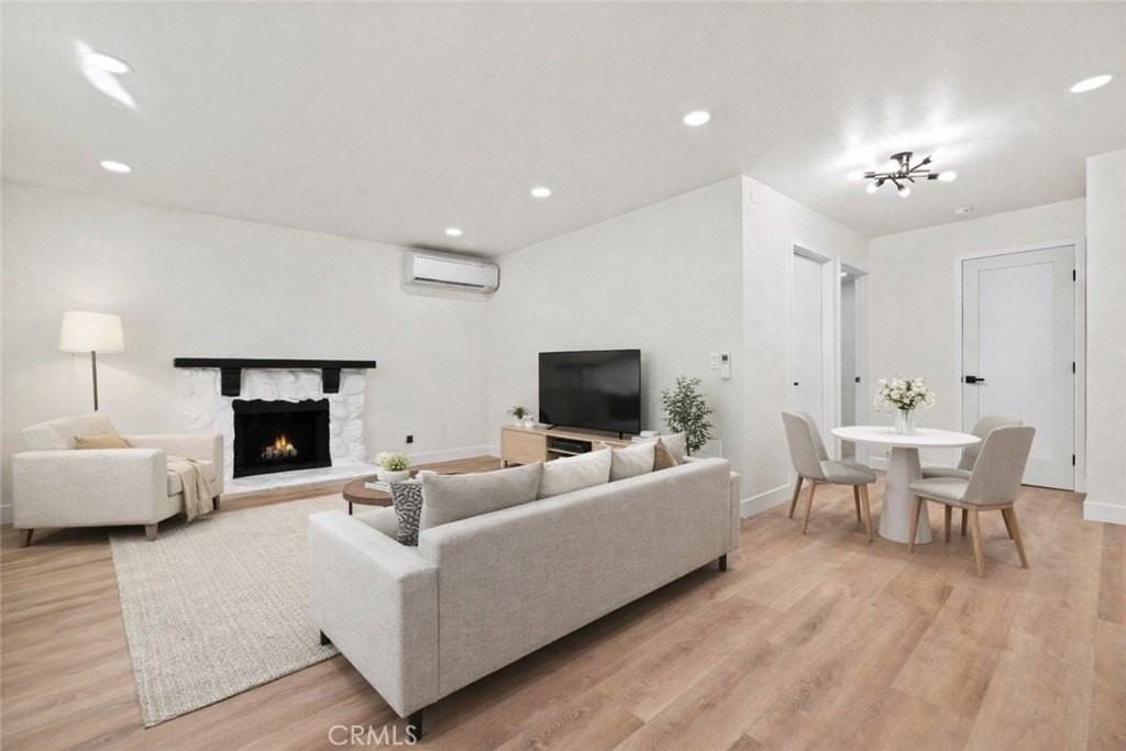 21209 De La Guerra St - Photo 4 of 24