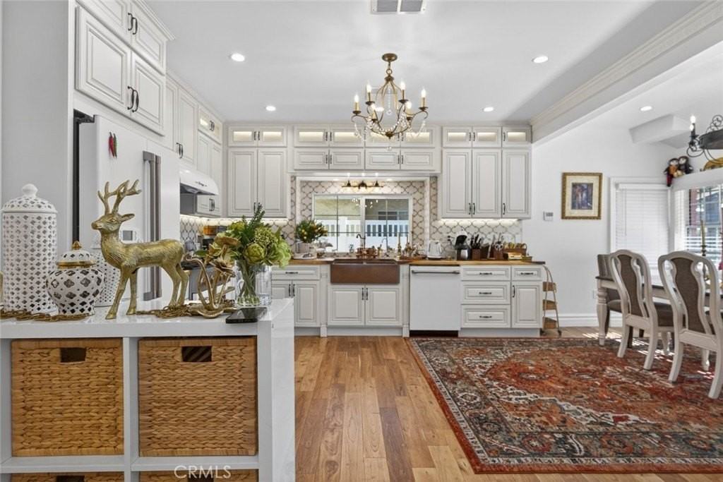 327 Vine St - Photo 5 of 46