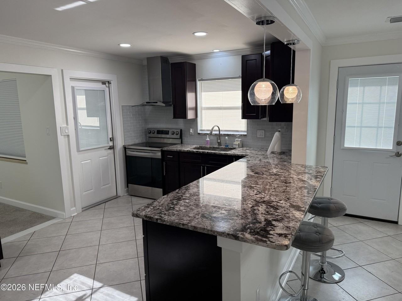 1324 Grandview Dr - Photo 3 of 19