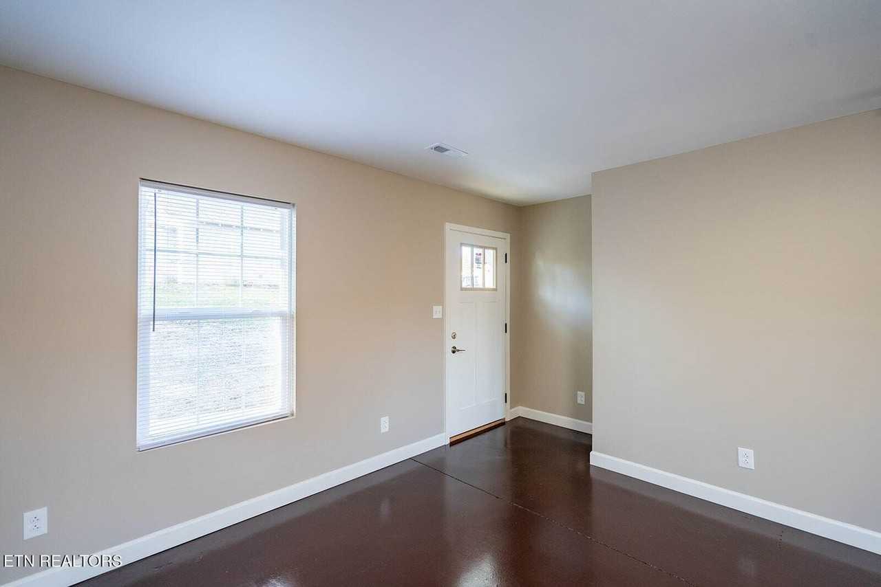 106 E Maire Ave - Photo 4 of 30