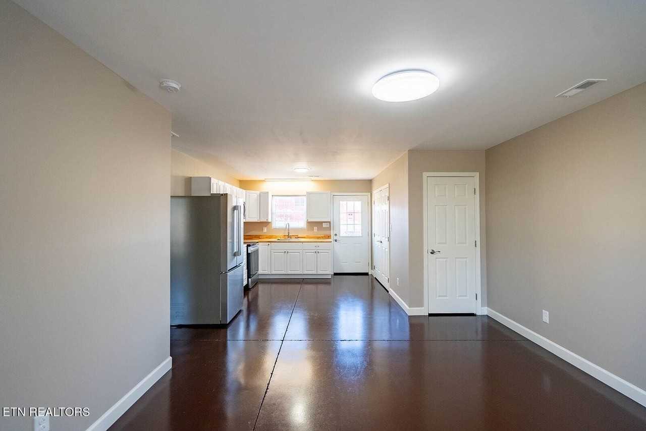 106 E Maire Ave - Photo 5 of 30