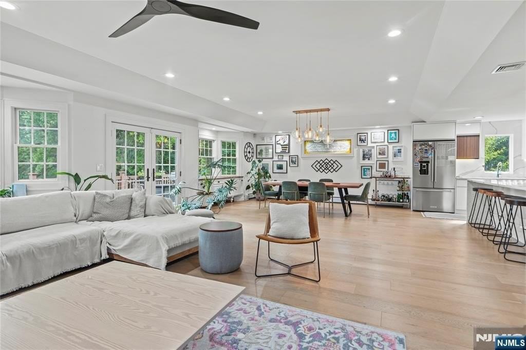 165 Montross Ave - Photo 3 of 42